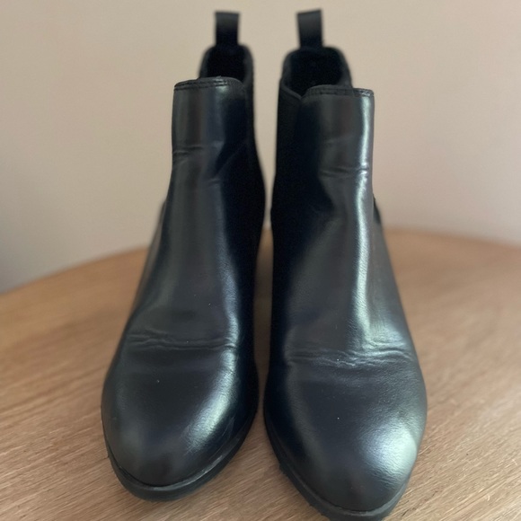 Woman’s black booties - Picture 3 of 6